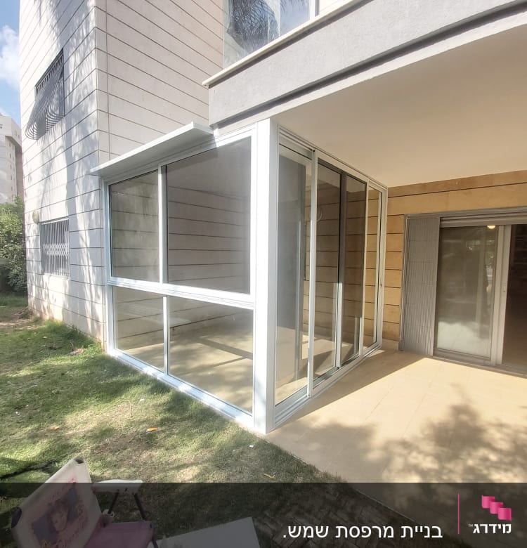 מסגרת אלומיניום לחלון זכוכית במרפסת